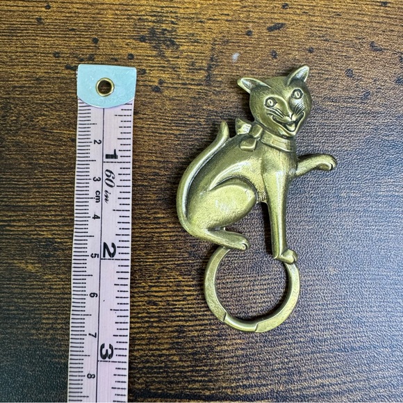 Vintage Gold Brass Cat Brooch On Circle Friendly Smiling Kitty Pin Whimsical - Picture 4 of 6